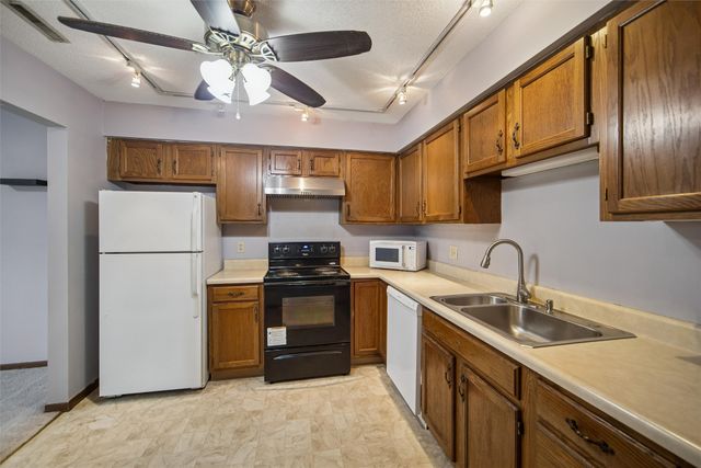 1240 49th Street 6, West Des Moines, IA 50266