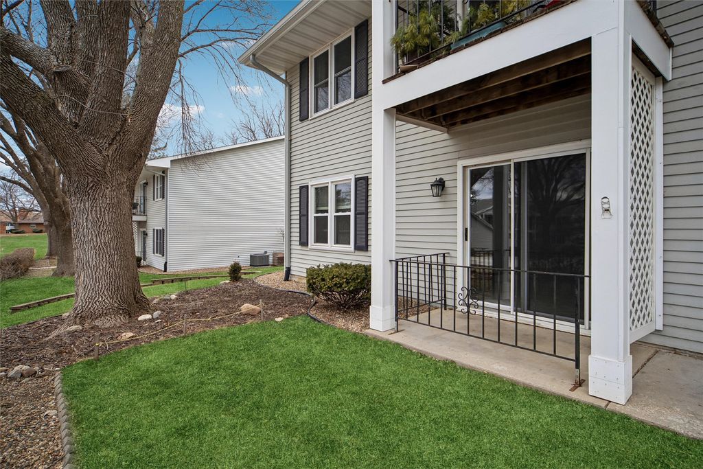 1240 49th Street 6, West Des Moines, IA 50266