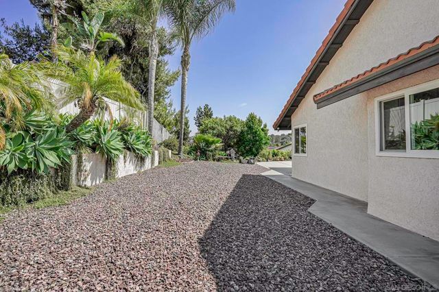 5241 Alamosa Park Dr, Oceanside, CA 92057