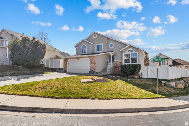 558 EASTPOINTE CIR, North Salt Lake, UT 84054