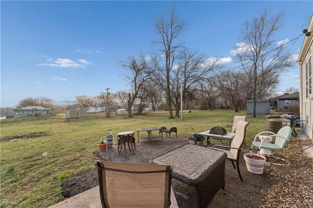 113 N Broadway Street, Oak Grove, MO 64075