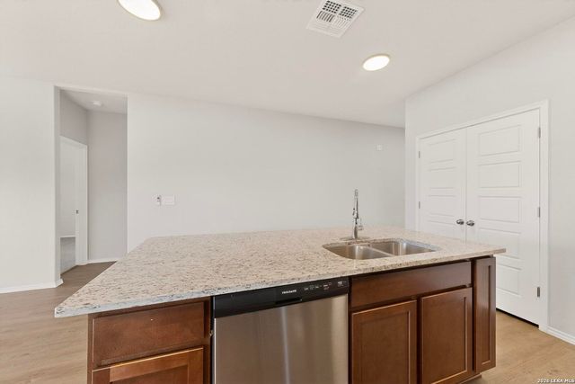 3038 Laguna Cliffs, Converse, TX 78109