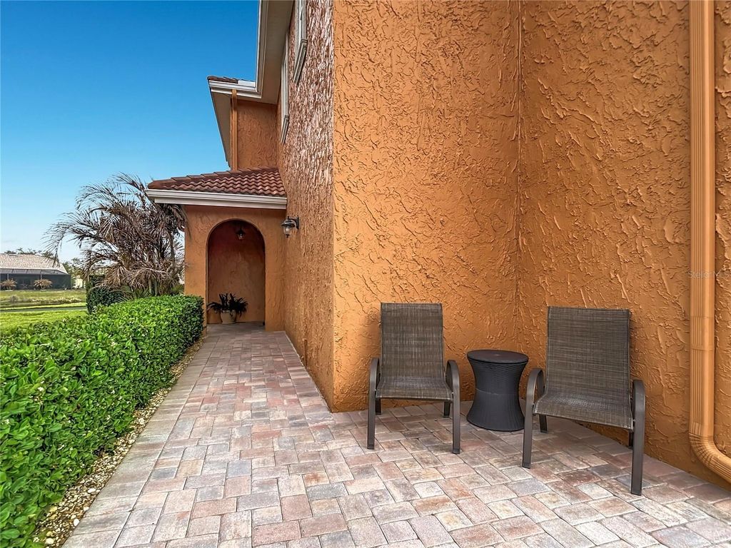 Image 4 of property listing at 6828 SOMBRAS WAY, Land O Lakes, FL 34637