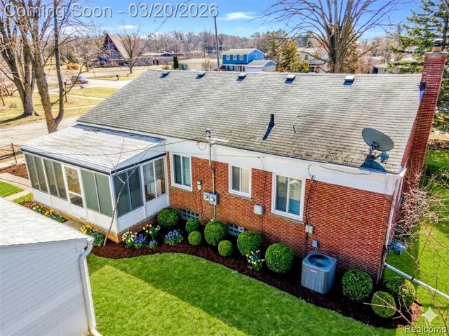 17220 W 13 Mile Road, Beverly Hills, MI 48025