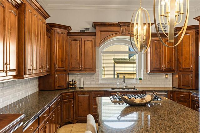 2421 NE Lake Breeze Drive, Lee's Summit, MO 64086