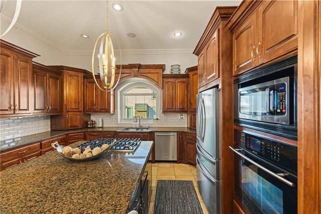 2421 NE Lake Breeze Drive, Lee's Summit, MO 64086