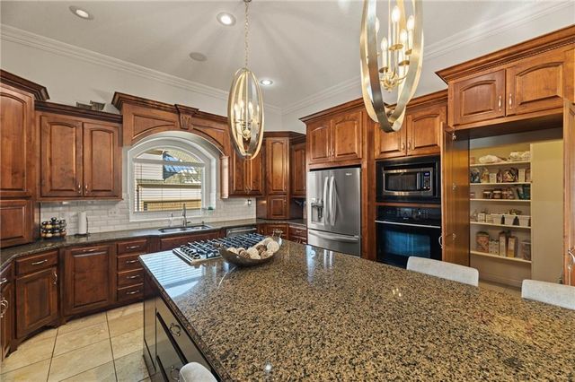 2421 NE Lake Breeze Drive, Lee's Summit, MO 64086