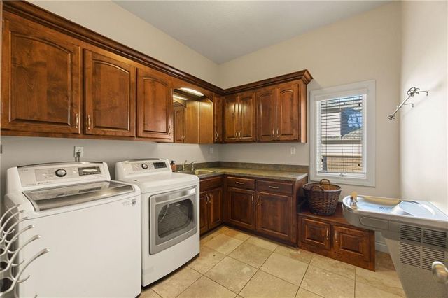 2421 NE Lake Breeze Drive, Lee's Summit, MO 64086