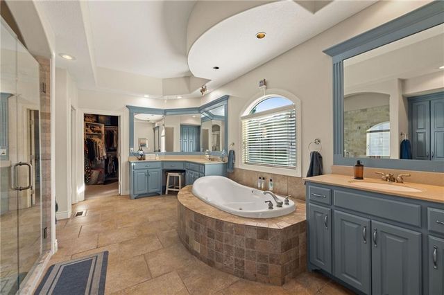 2421 NE Lake Breeze Drive, Lee's Summit, MO 64086