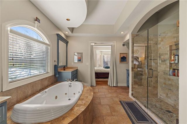 2421 NE Lake Breeze Drive, Lee's Summit, MO 64086