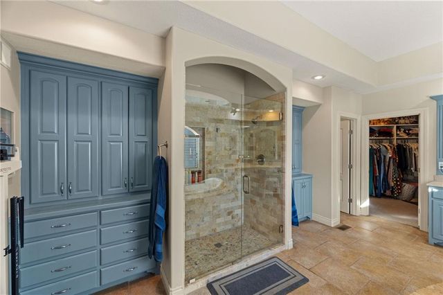 2421 NE Lake Breeze Drive, Lee's Summit, MO 64086