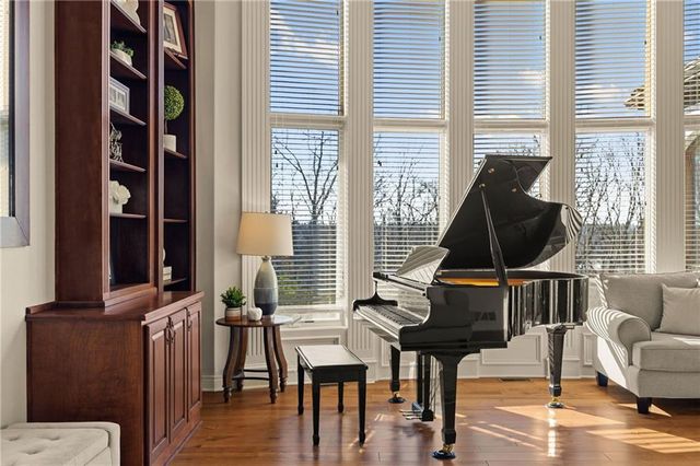 2421 NE Lake Breeze Drive, Lee's Summit, MO 64086