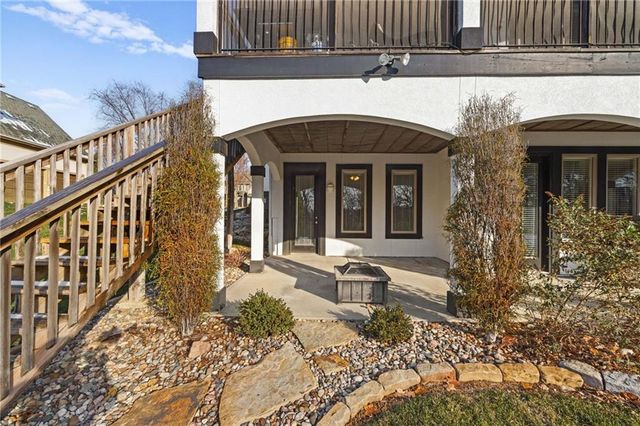 2421 NE Lake Breeze Drive, Lee's Summit, MO 64086