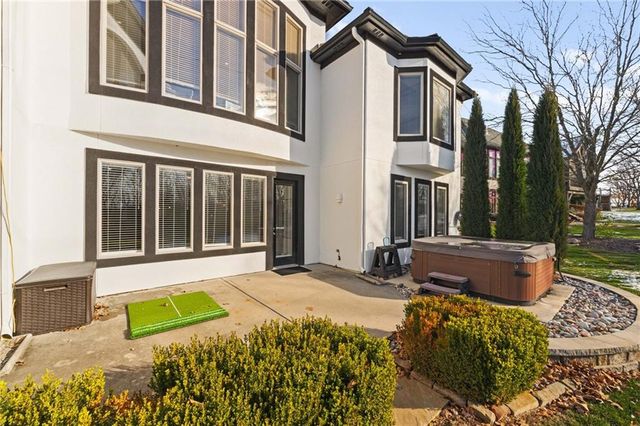 2421 NE Lake Breeze Drive, Lee's Summit, MO 64086