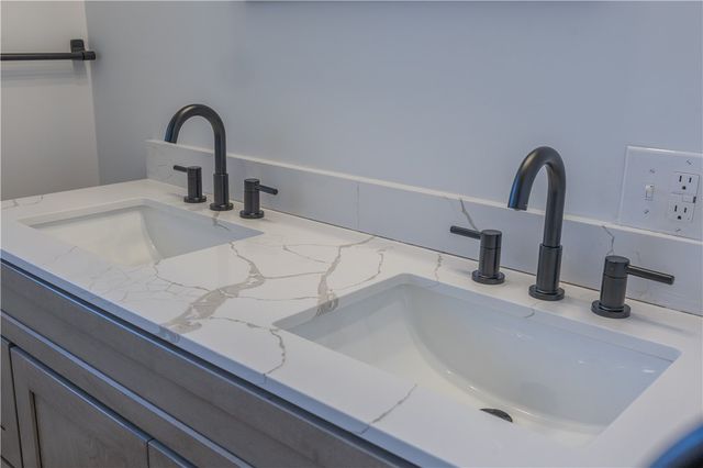 8 Cross Rd, Elmira, NY 14901