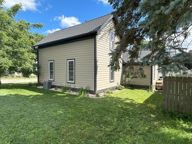 110 4th Street SW, Plainview, MN 55964