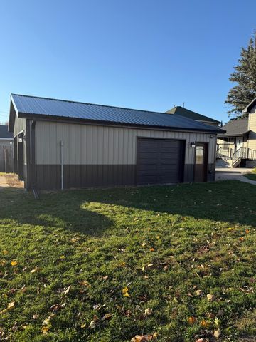 110 4th Street SW, Plainview, MN 55964