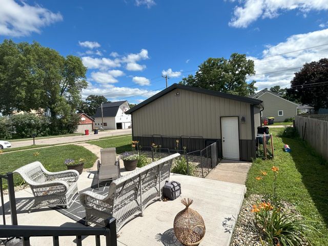 110 4th Street SW, Plainview, MN 55964