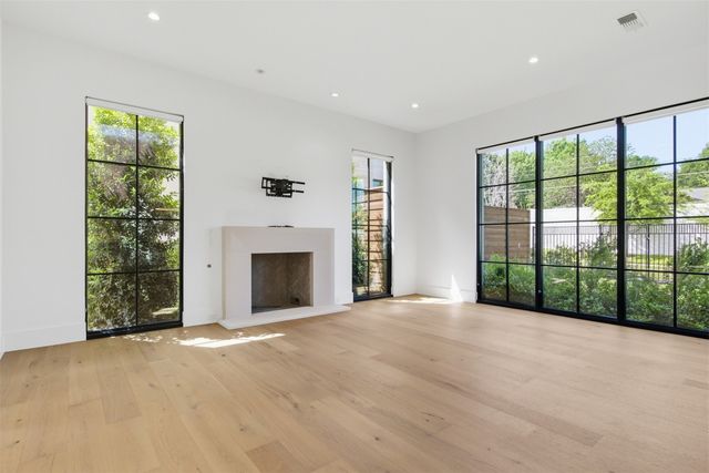 9855 Kingsway Avenue, Dallas, TX 75230