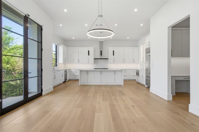 9855 Kingsway Avenue, Dallas, TX 75230