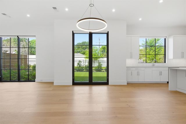 9855 Kingsway Avenue, Dallas, TX 75230