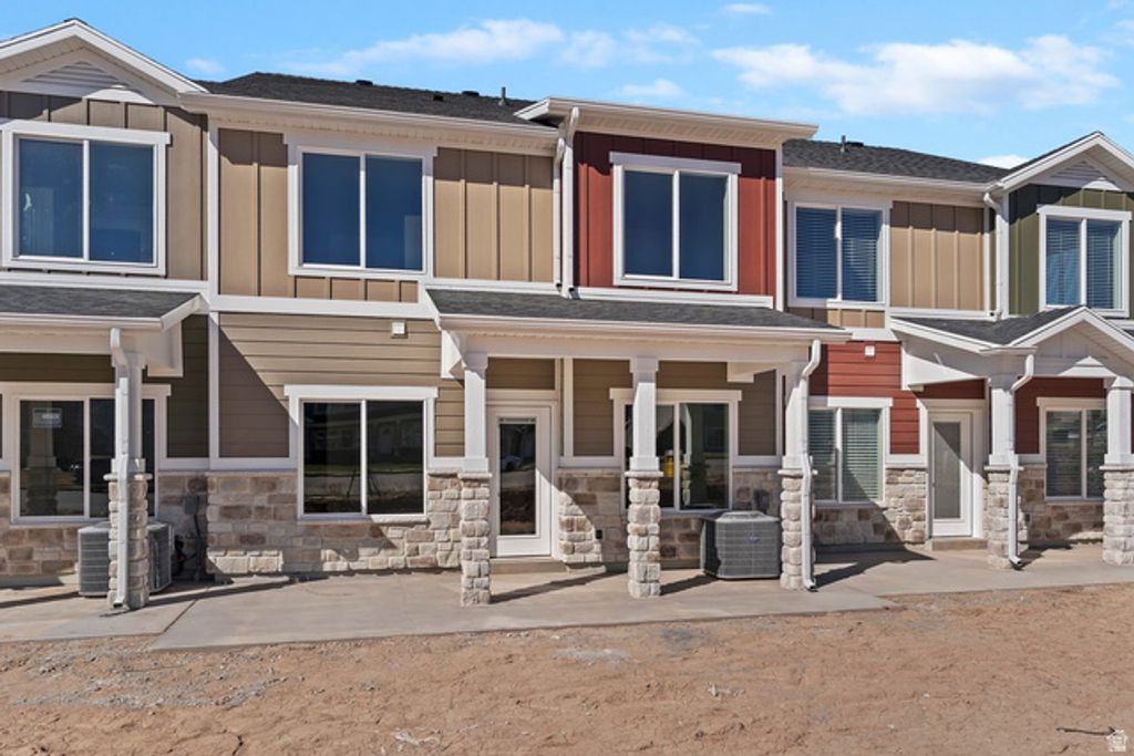 Image 3 of property listing at 3130 N 1675 E, Layton, UT 84040