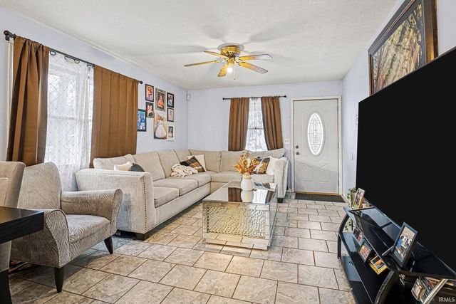 929 W Garfield Avenue, Elkhart, IN 46516