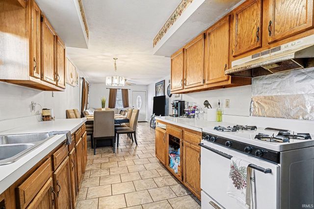 929 W Garfield Avenue, Elkhart, IN 46516