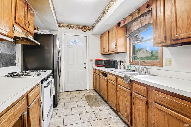 929 W Garfield Avenue, Elkhart, IN 46516