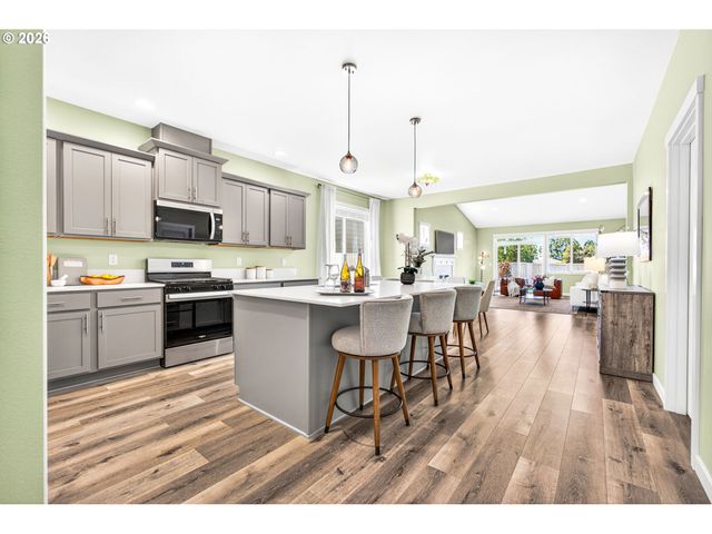 713 TIGERLILY St, Silverton, OR 97381