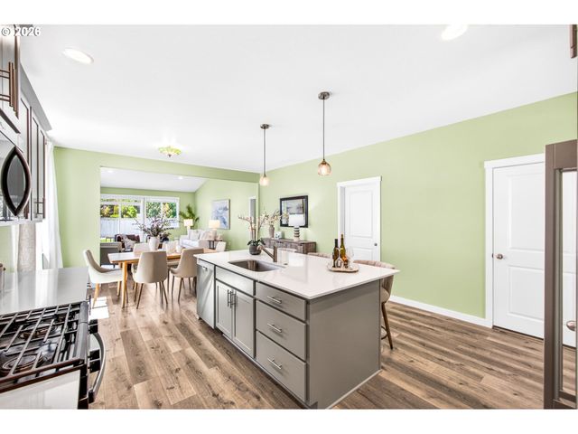 713 TIGERLILY St, Silverton, OR 97381