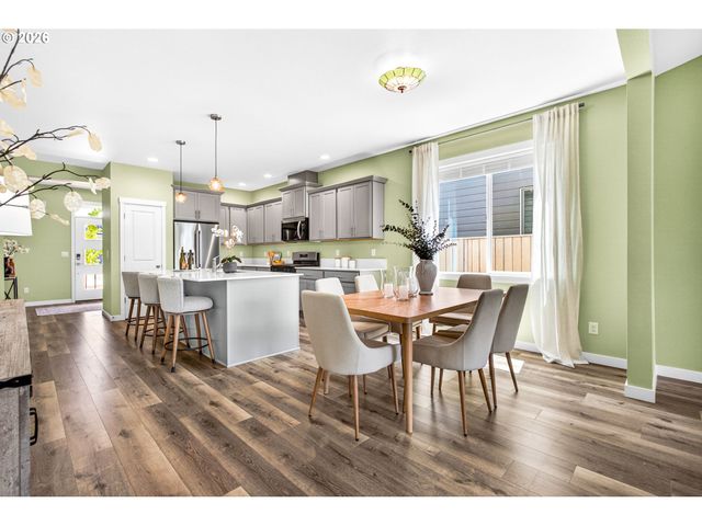 713 TIGERLILY St, Silverton, OR 97381