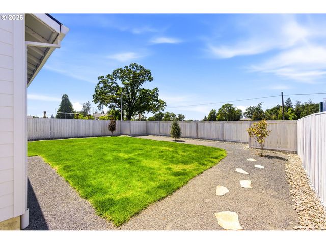 713 TIGERLILY St, Silverton, OR 97381