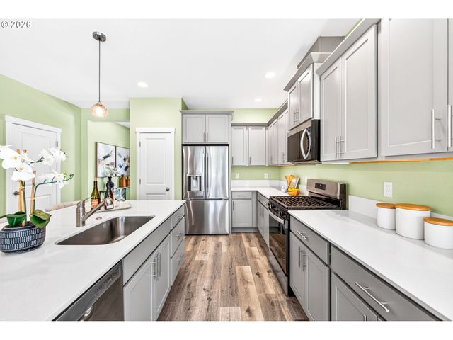 713 TIGERLILY St, Silverton, OR 97381