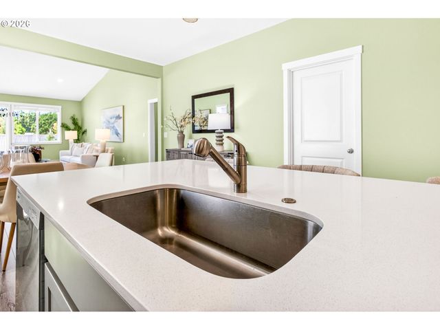 713 TIGERLILY St, Silverton, OR 97381