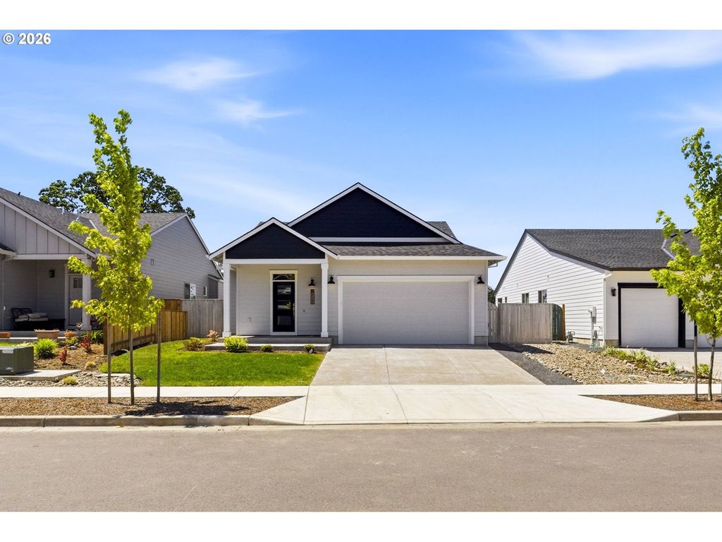 713 TIGERLILY St, Silverton, OR 97381