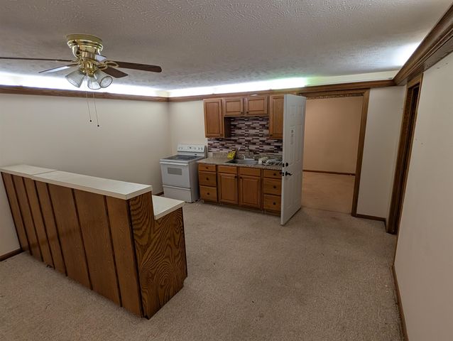 402 Pine Ridge Dr, Salina, KS 67401