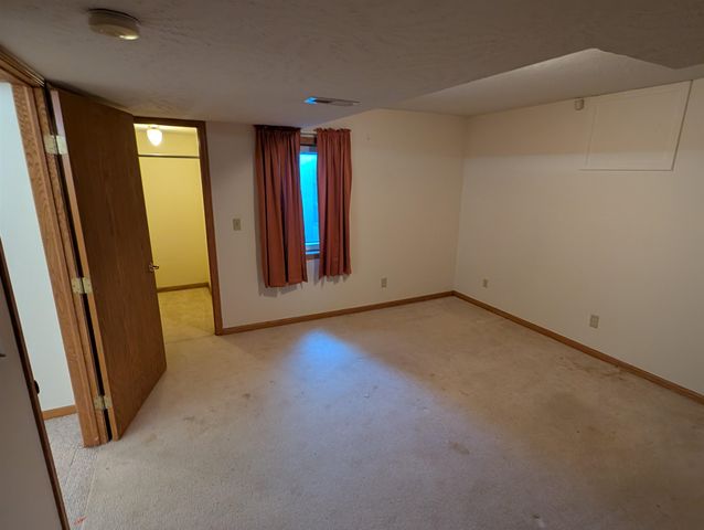 402 Pine Ridge Dr, Salina, KS 67401