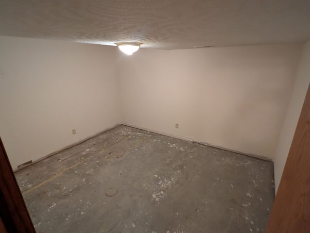 402 Pine Ridge Dr, Salina, KS 67401