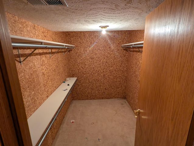 402 Pine Ridge Dr, Salina, KS 67401