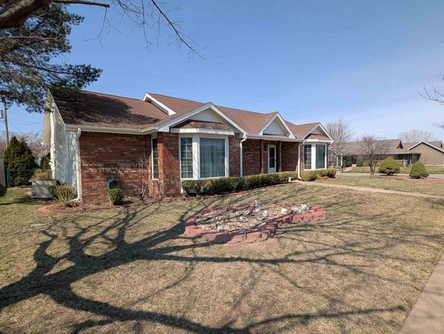 402 Pine Ridge Dr, Salina, KS 67401