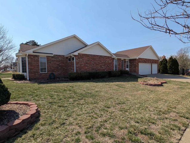 402 Pine Ridge Dr, Salina, KS 67401