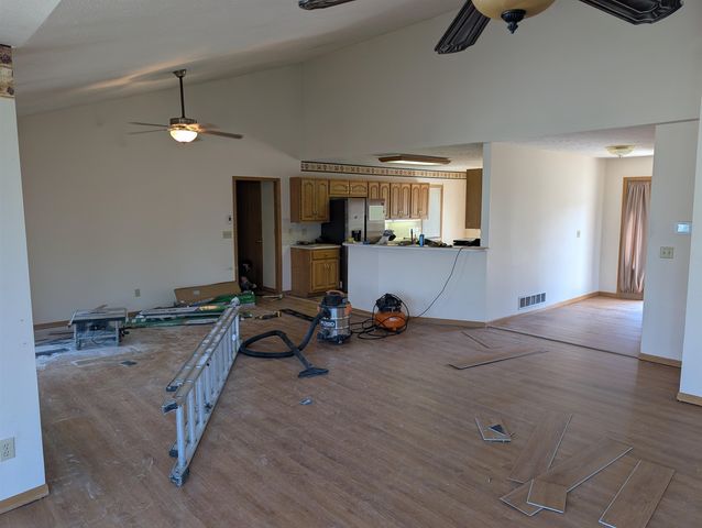 402 Pine Ridge Dr, Salina, KS 67401