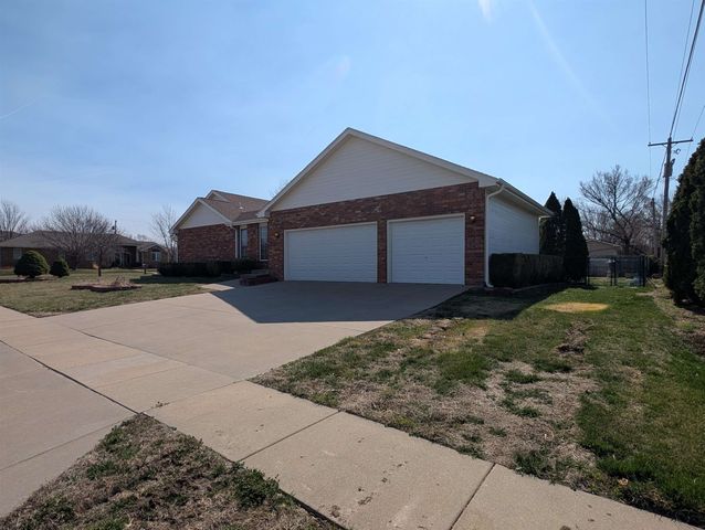 402 Pine Ridge Dr, Salina, KS 67401