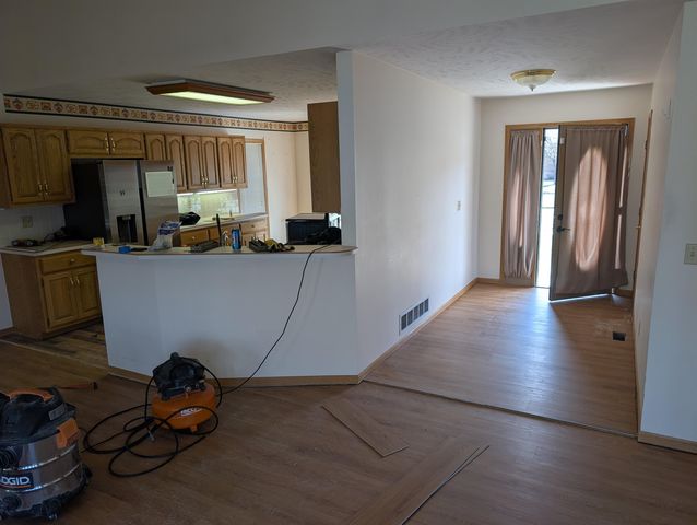 402 Pine Ridge Dr, Salina, KS 67401