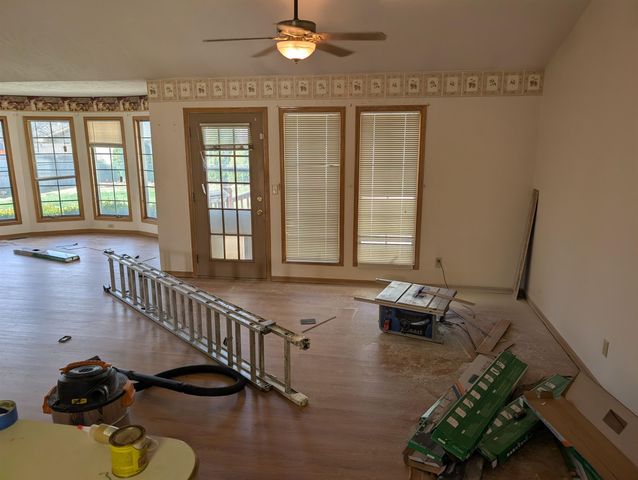 402 Pine Ridge Dr, Salina, KS 67401