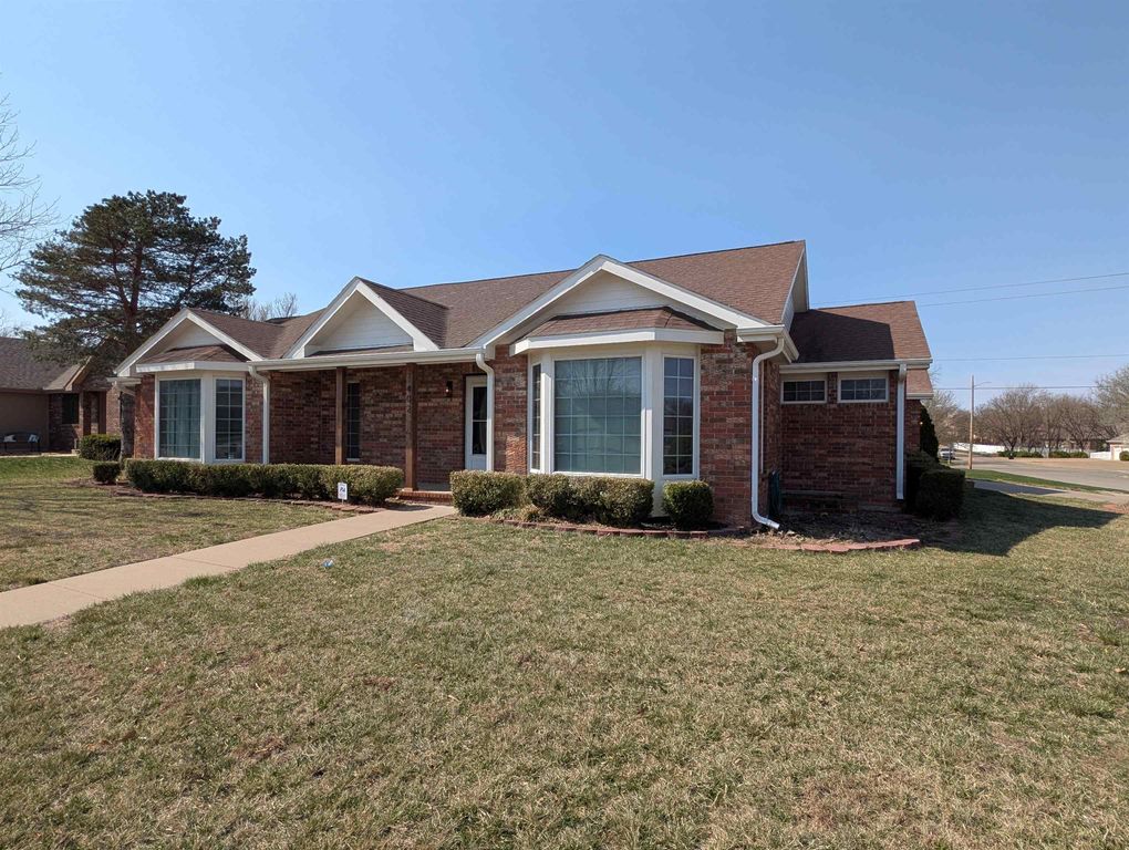 402 Pine Ridge Dr, Salina, KS 67401