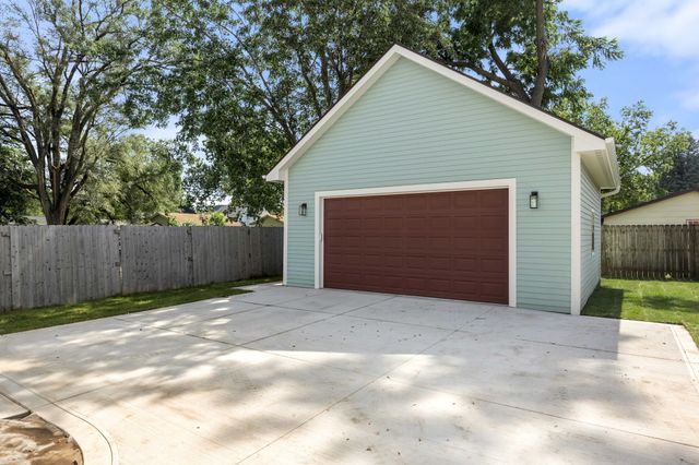 313 E Granger Avenue, Des Moines, IA 50315