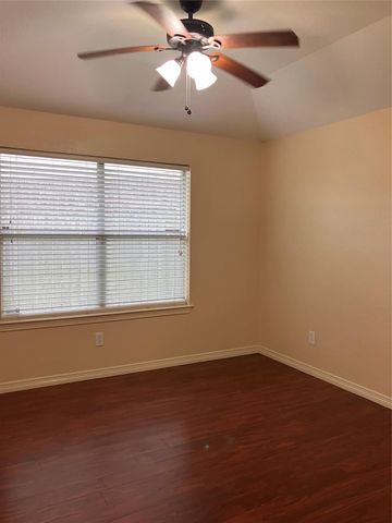 27 Prairie Oaks Drive, La Marque, TX 77510
