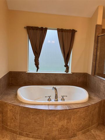 27 Prairie Oaks Drive, La Marque, TX 77510